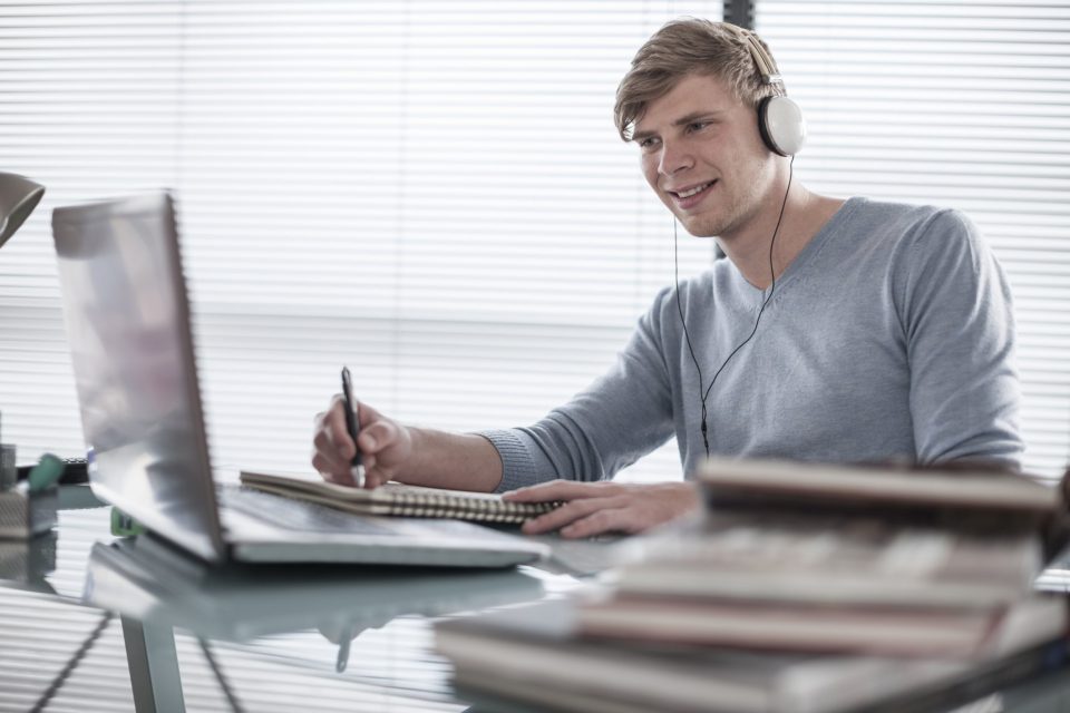 ascoltare musica lavorando in ufficio